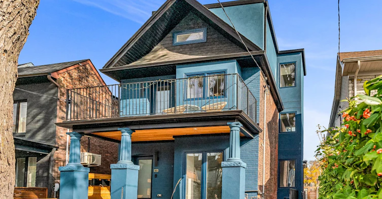 Upper-61 Edwin Avenue, Toronto, ON, M6P 3Z5 - 3