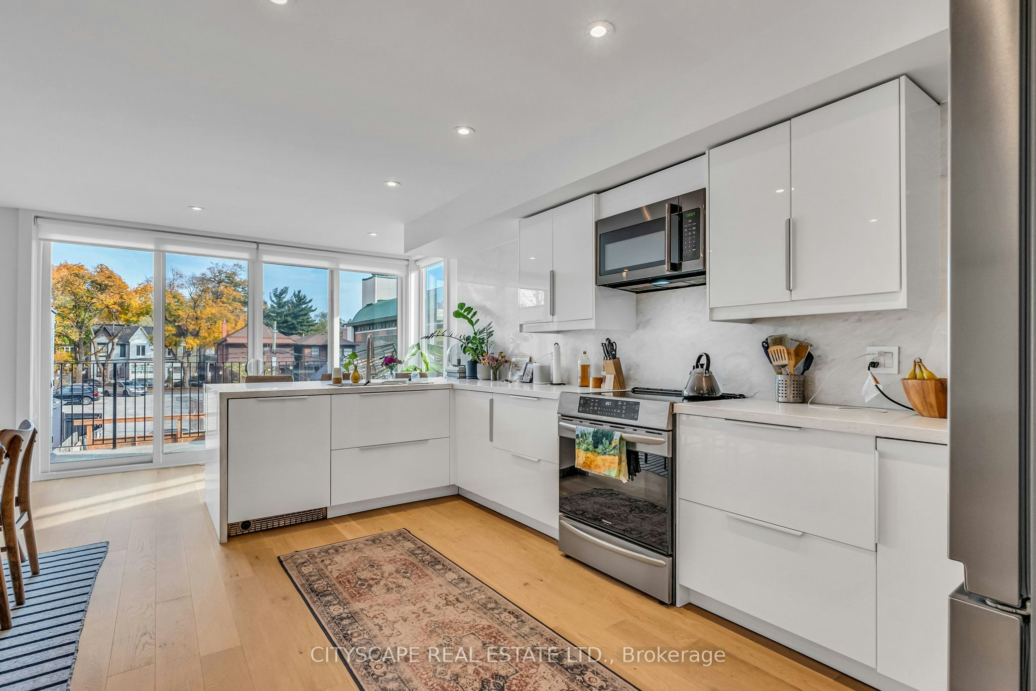 Upper-61 Edwin Avenue, Toronto, ON, M6P 3Z5 - 9