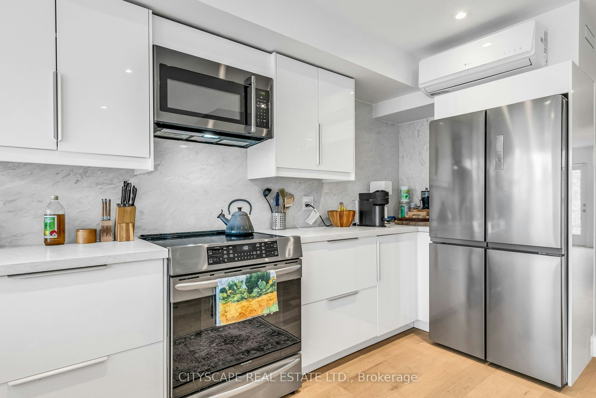 Upper-61 Edwin Avenue, Toronto, ON, M6P 3Z5 - 10