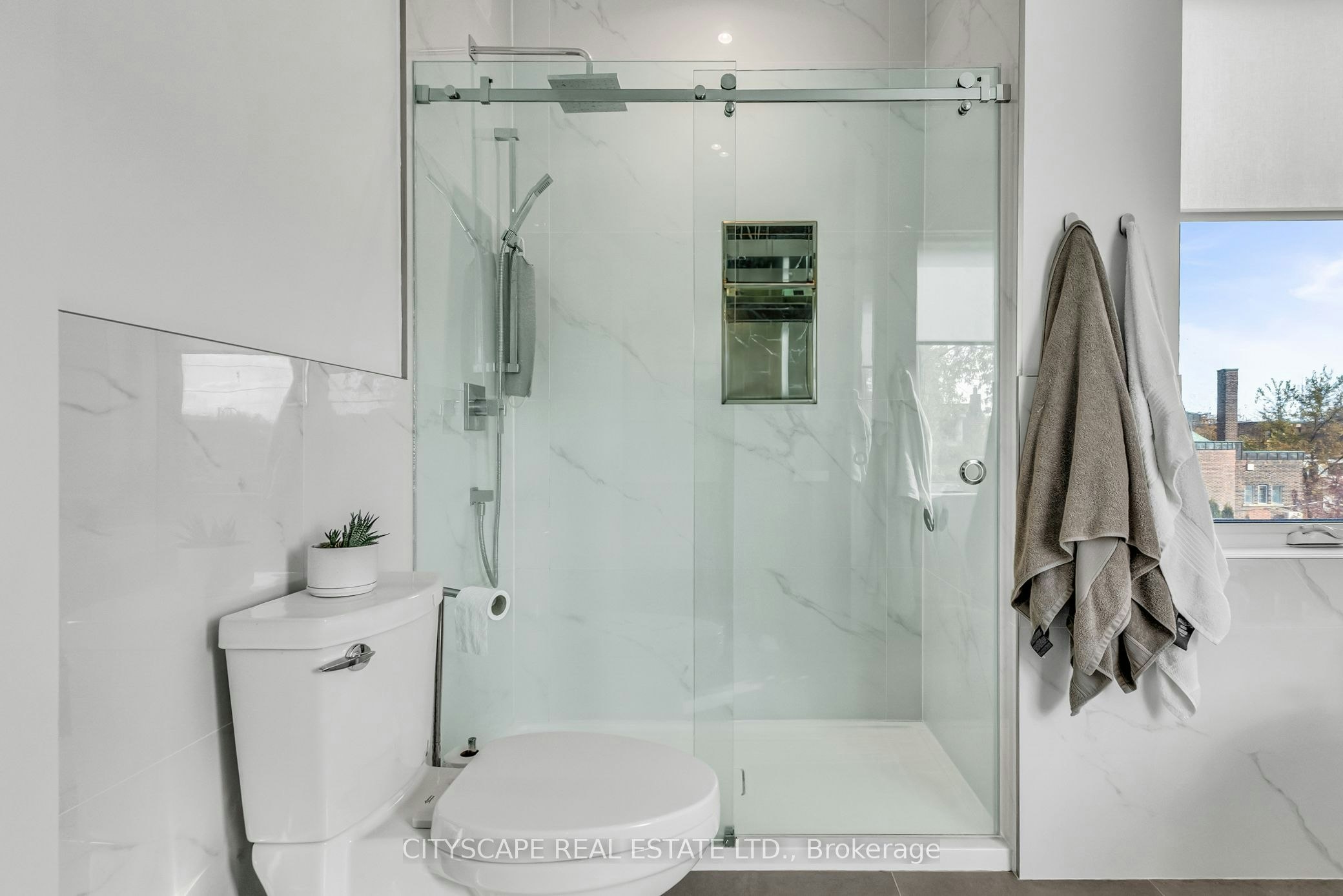 Upper-61 Edwin Avenue, Toronto, ON, M6P 3Z5 - 44