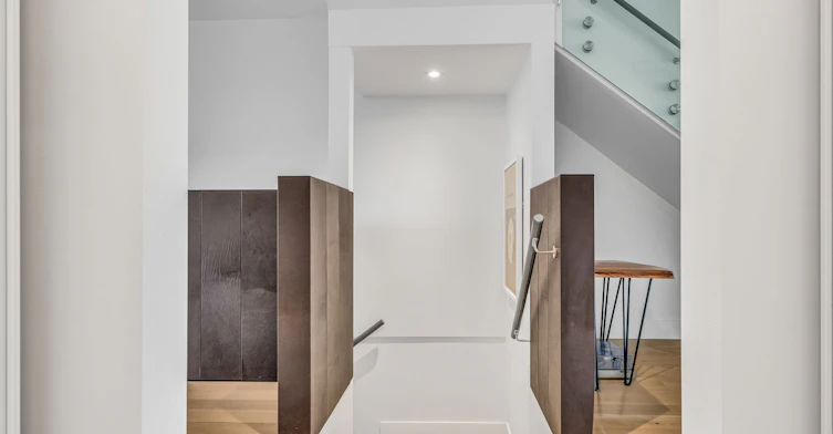 Upper-61 Edwin Avenue, Toronto, ON, M6P 3Z5 - 6