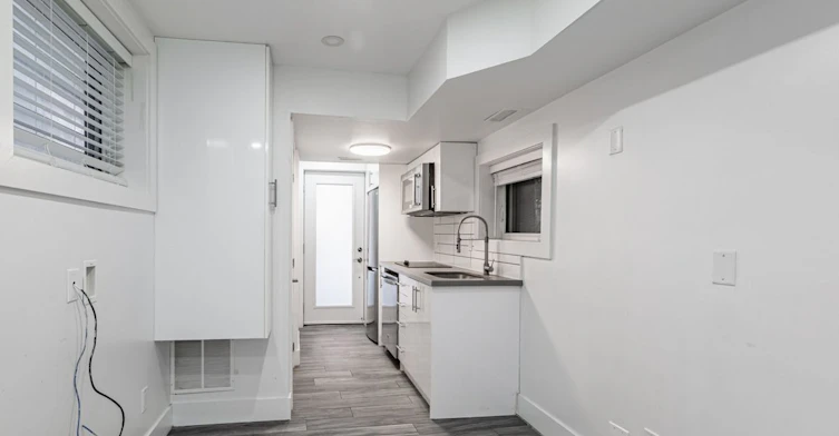 4-160 Lansdowne Avenue, Toronto, ON, M6K 2V9 - 5