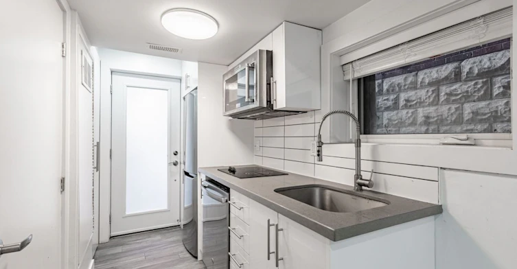 4-160 Lansdowne Avenue, Toronto, ON, M6K 2V9 - 4