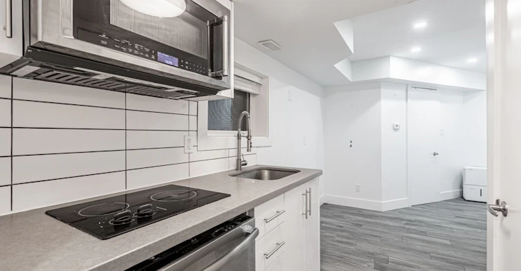 4-160 Lansdowne Avenue, Toronto, ON, M6K 2V9 - 6