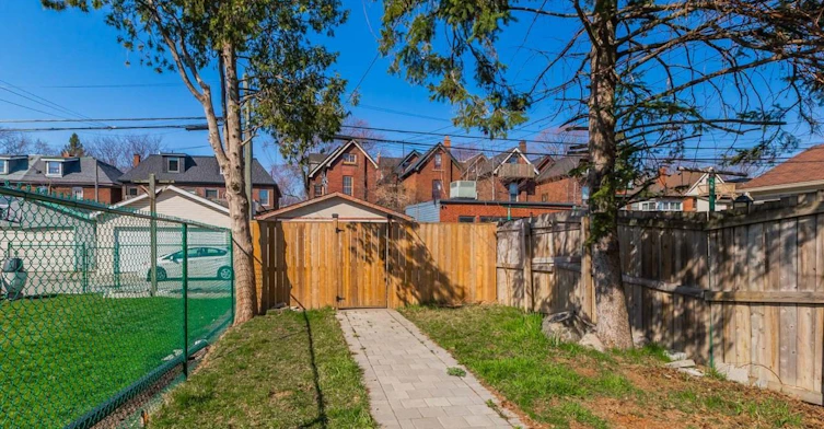 4-160 Lansdowne Avenue, Toronto, ON, M6K 2V9 - 3