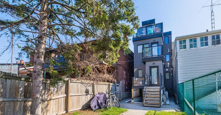 4-160 Lansdowne Avenue, Toronto, ON, M6K 2V9 - 2