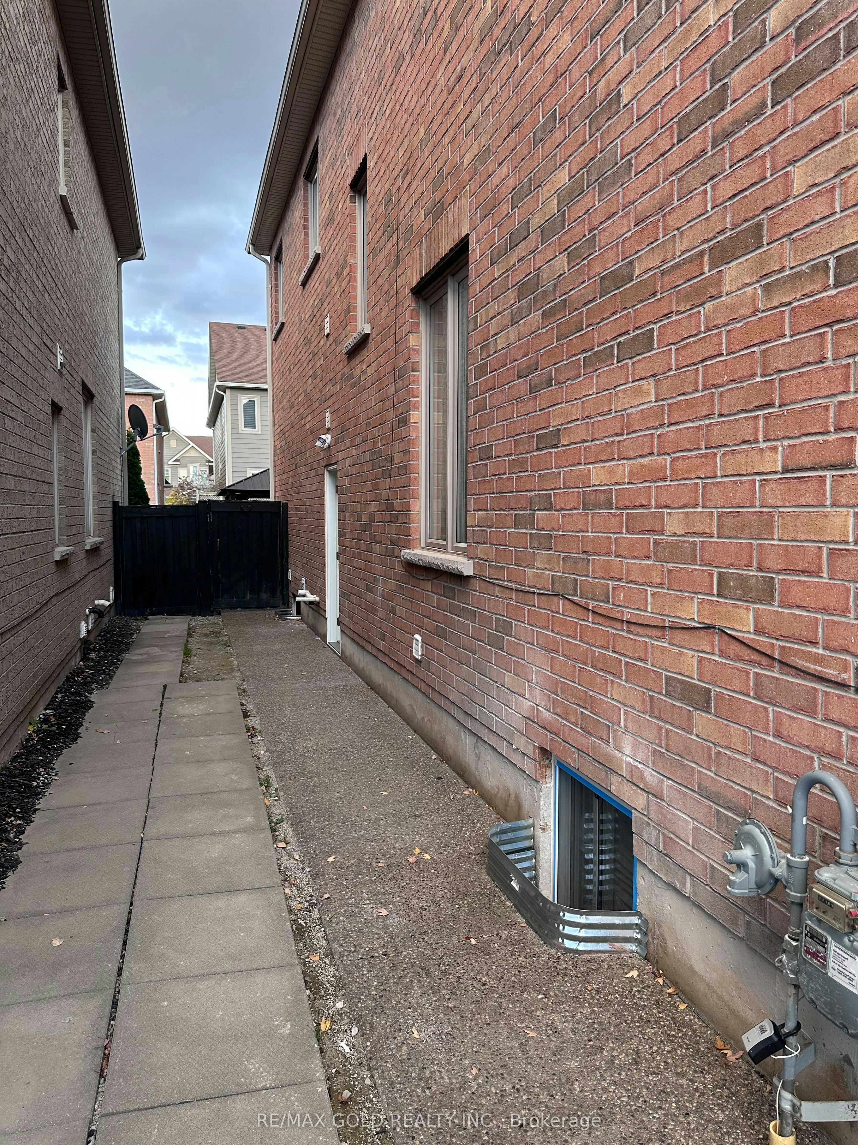 Lower-24 Aird Court, Milton, ON, L9T 3Y1 - 2