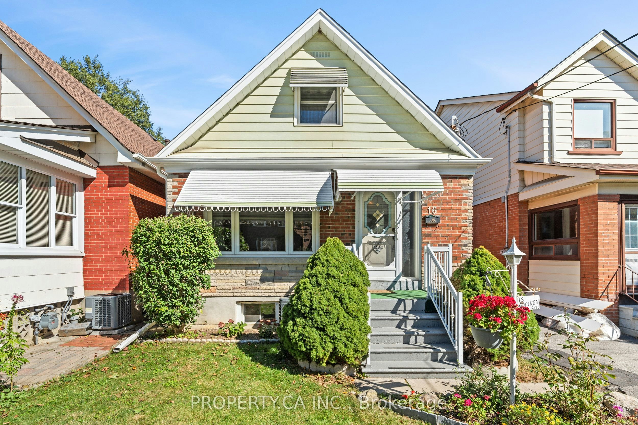 16 Warren Crescent, Toronto, ON, M6S 4S2