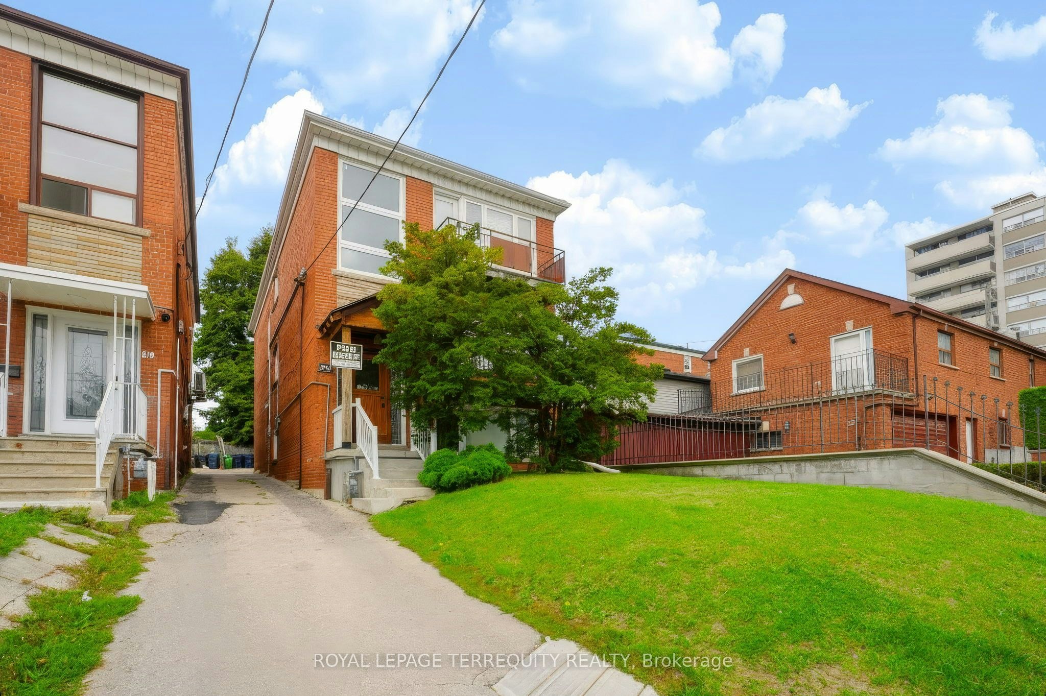 Main-32 Dynevor Road, Toronto, ON, M6E 3X1