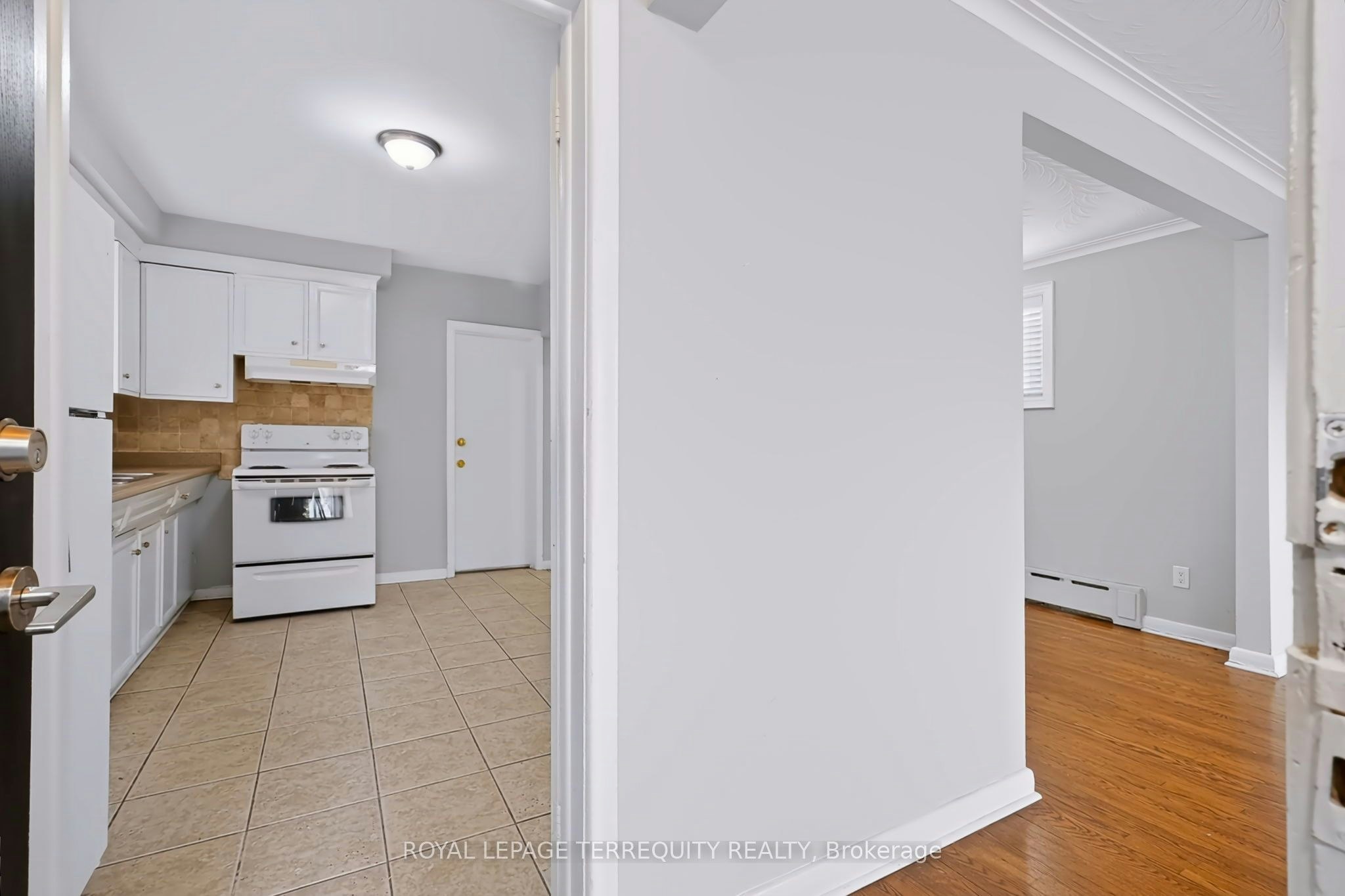Main-32 Dynevor Road, Toronto, ON, M6E 3X1 - 9