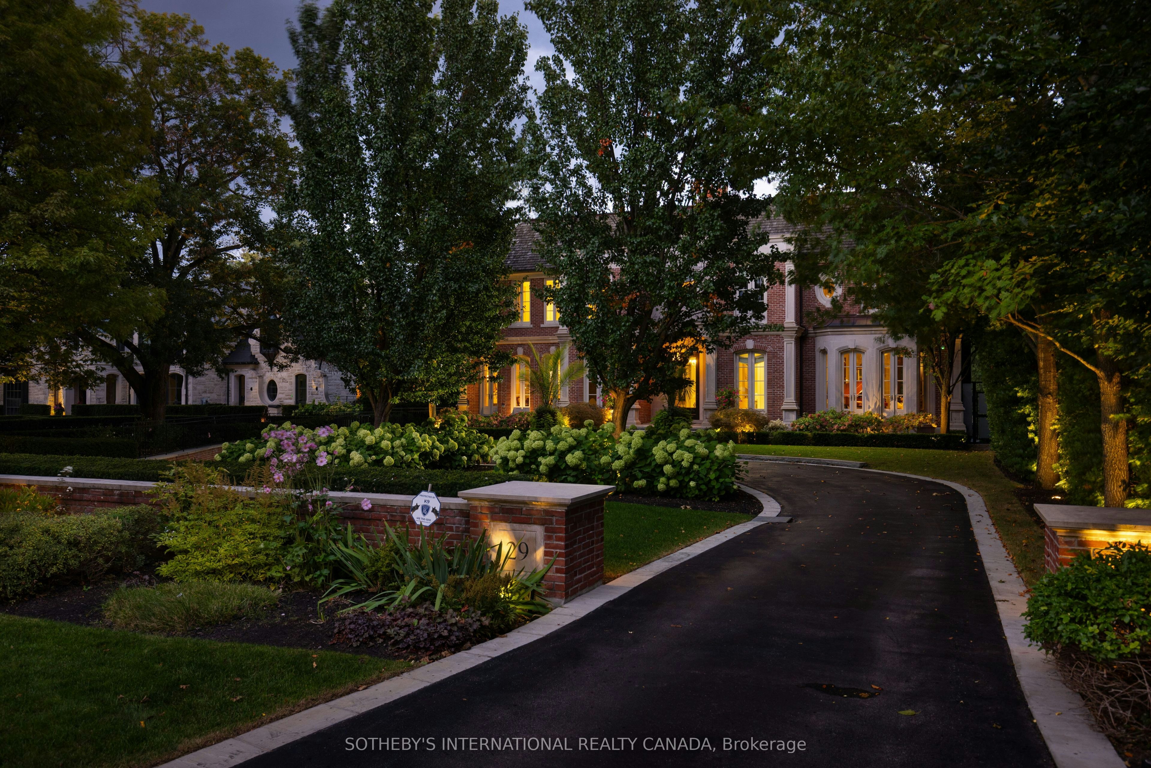 29 Edgehill Road, Toronto, ON, M9A 4N1