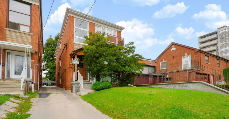 Upper-32 Dynevor Road, Toronto, ON, M6E 3X1