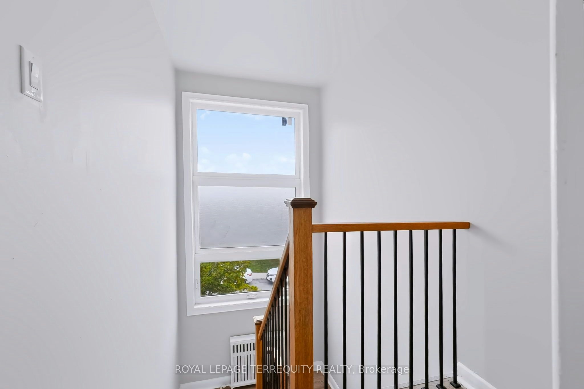 Upper-32 Dynevor Road, Toronto, ON, M6E 3X1 - 3