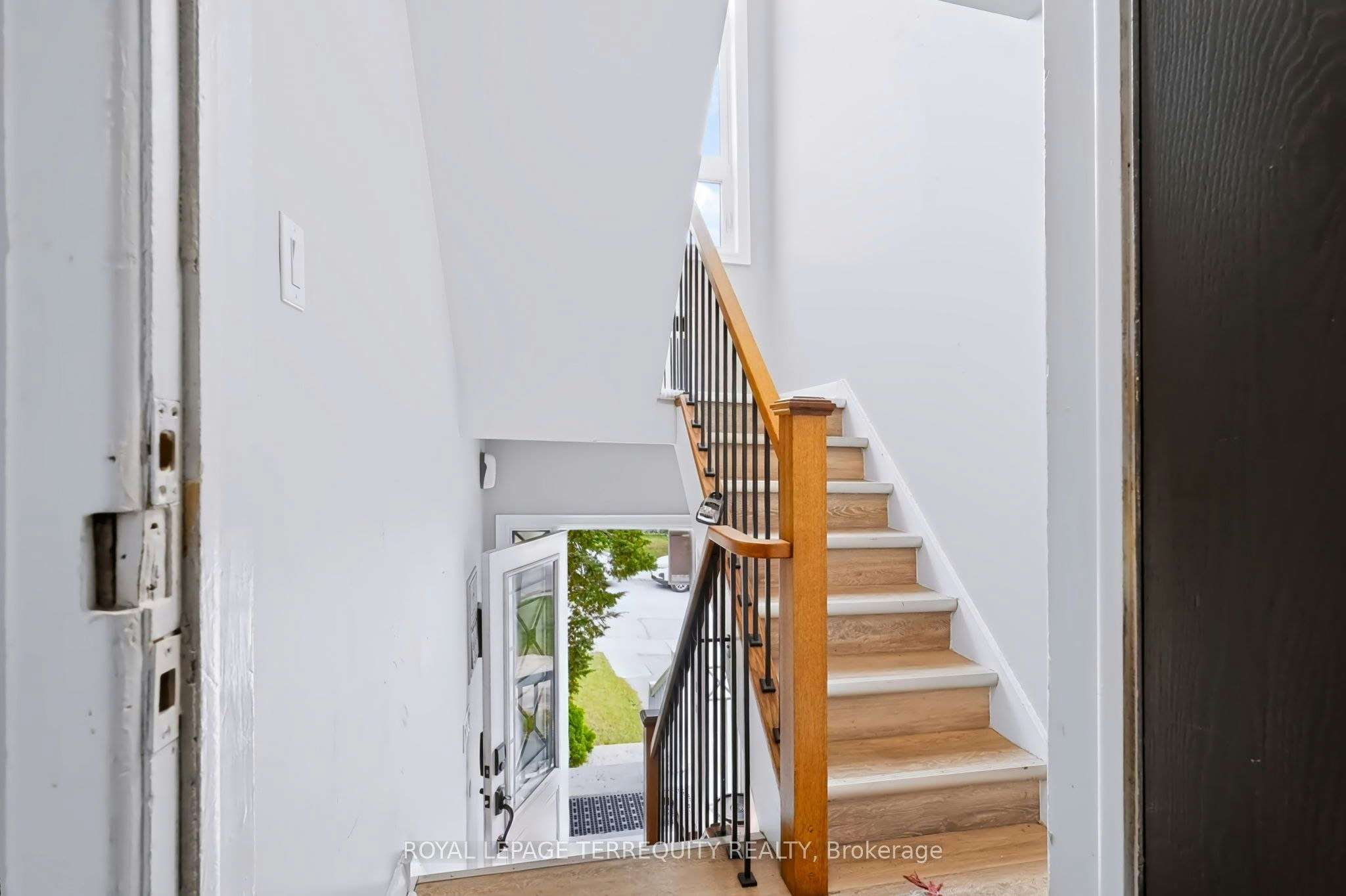 Upper-32 Dynevor Road, Toronto, ON, M6E 3X1 - 2