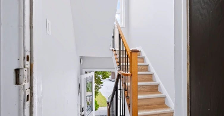 Upper-32 Dynevor Road, Toronto, ON, M6E 3X1 - 2