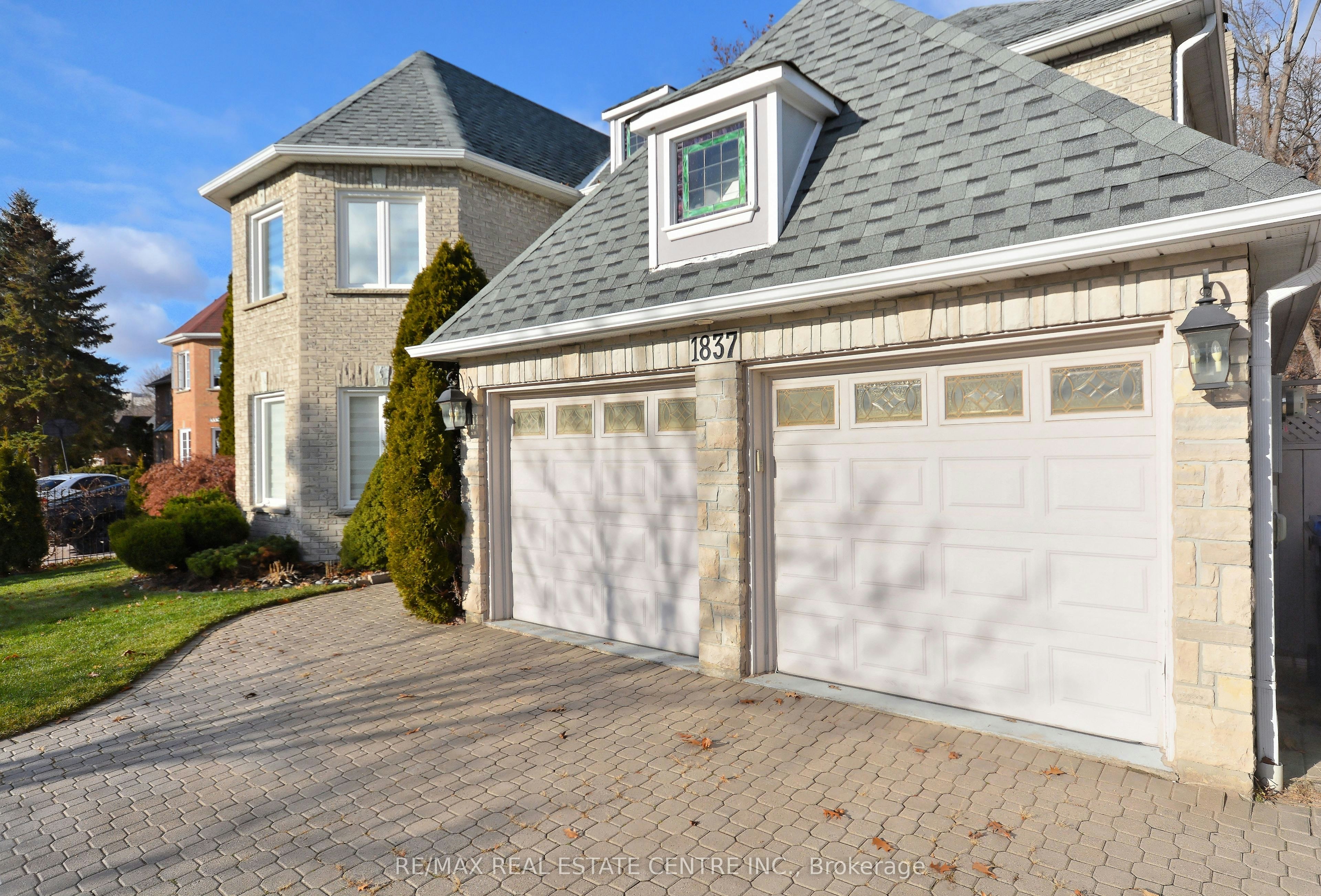 1837 Sevenoaks Drive, Mississauga, ON, L5K 2N5 - 2