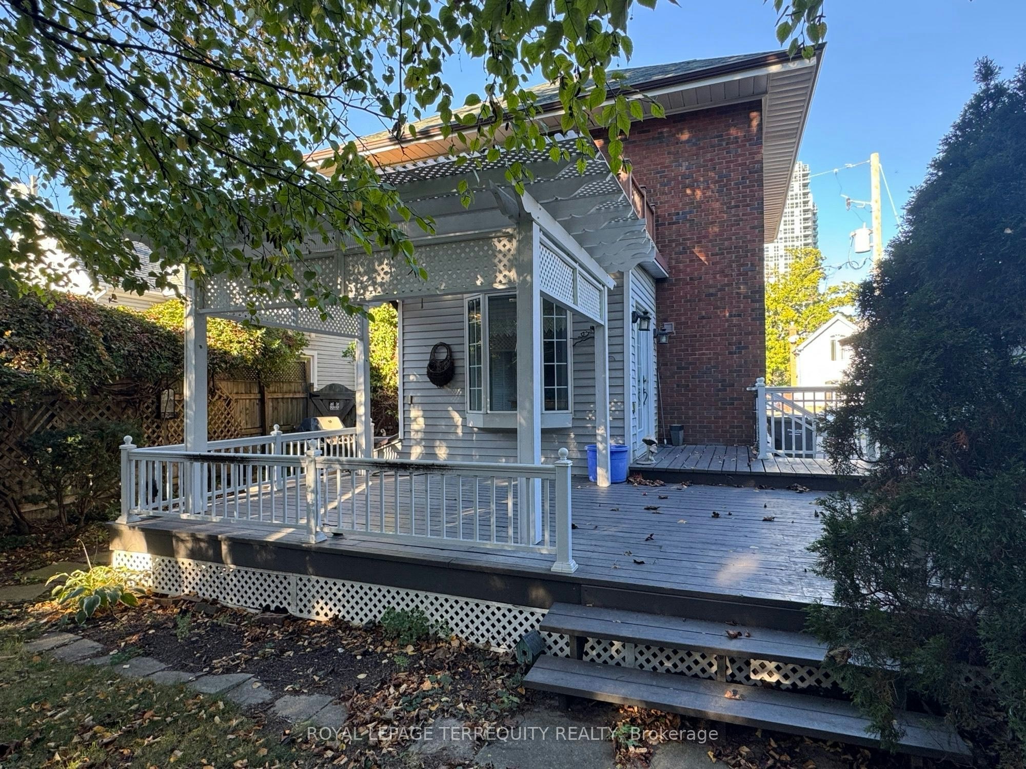 17 Mill Street N, Brampton, ON, L6X 1S5 3