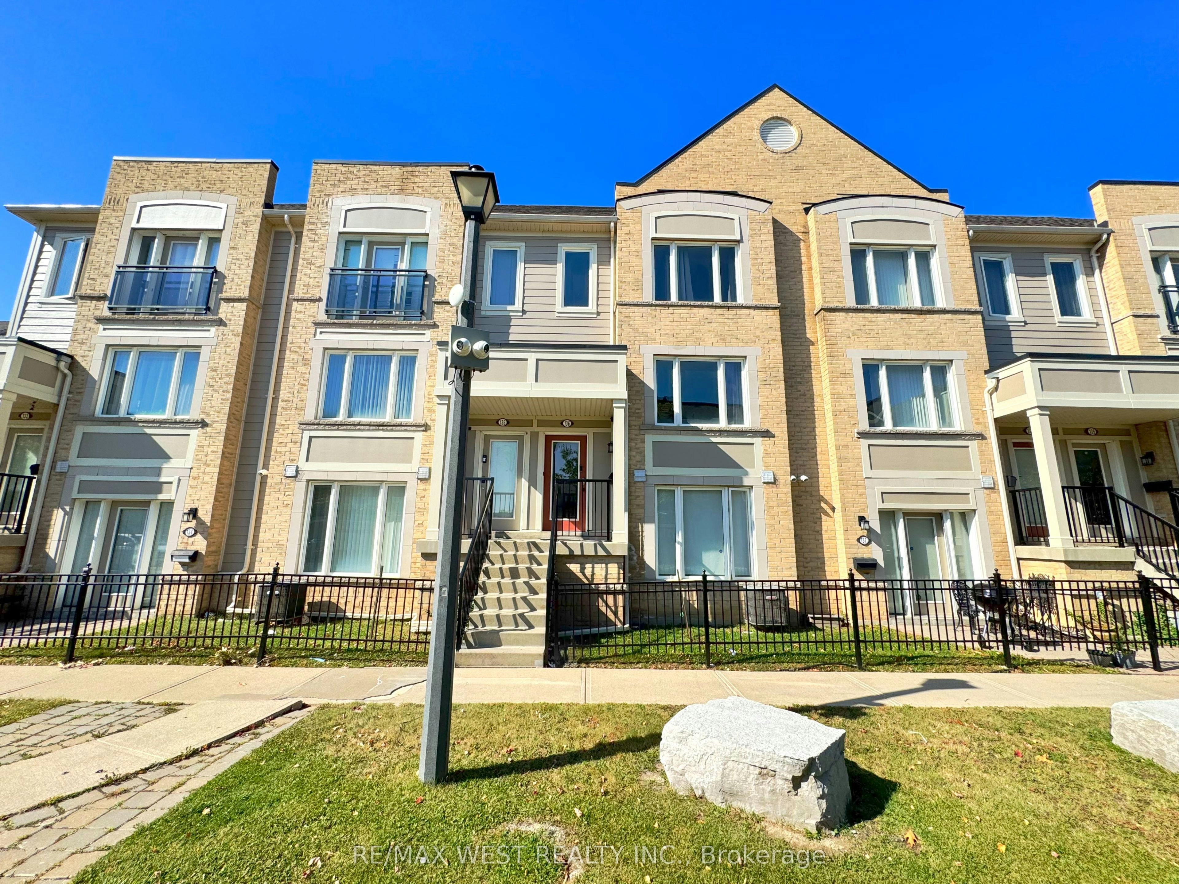 136-60 Fairwood Circle, Brampton, ON, L6R 0Y6
