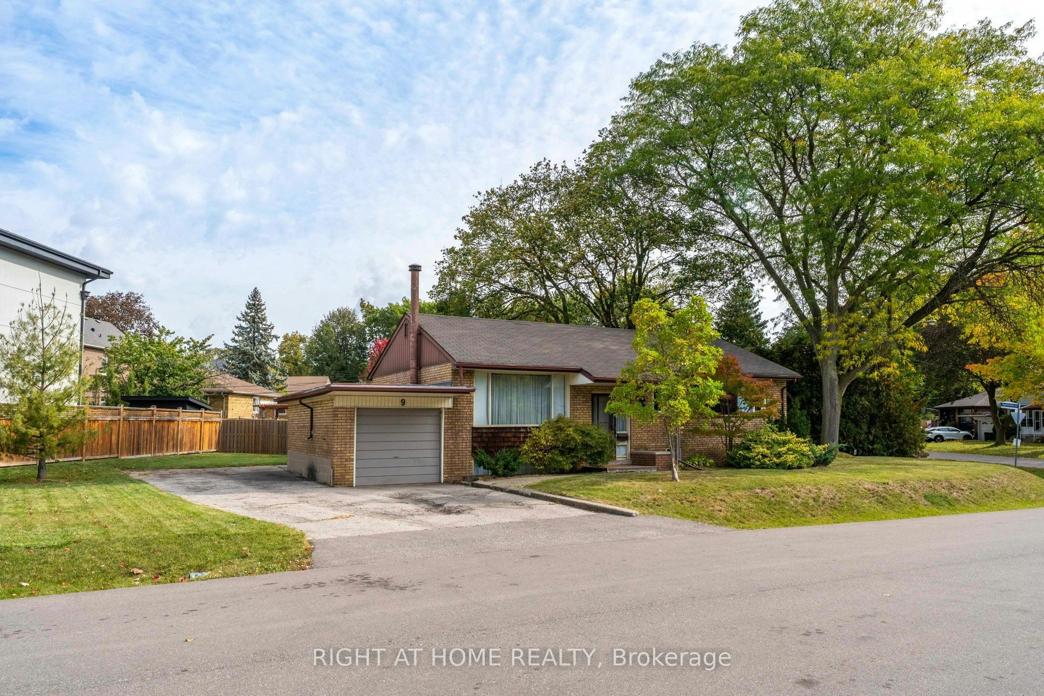 9 Appledale Road, Toronto, ON, M9B 5G5