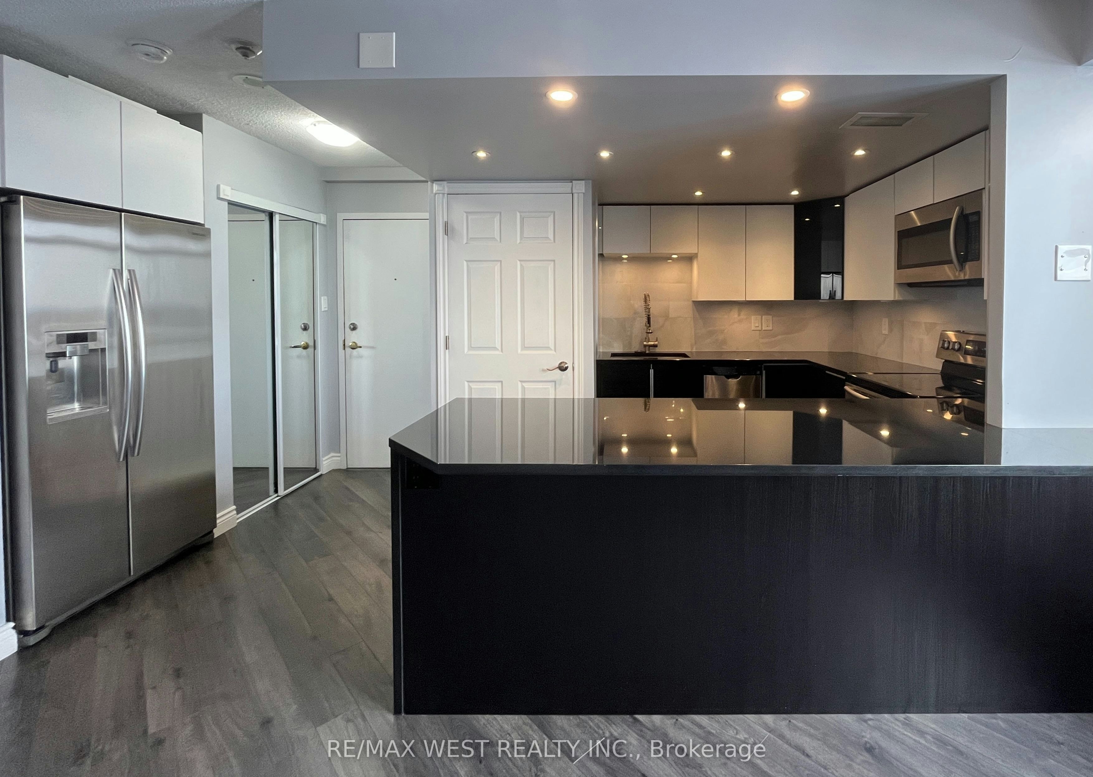 1007-300 Webb Drive, Mississauga, ON, L5B 3W3
