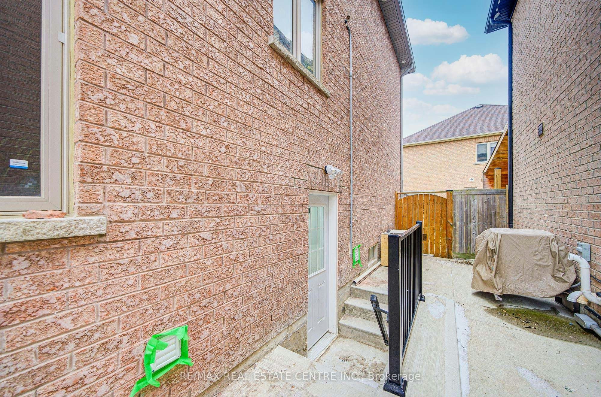 Bsmt-23 Gamson Crescent, Brampton, ON, L6R 0V7 3