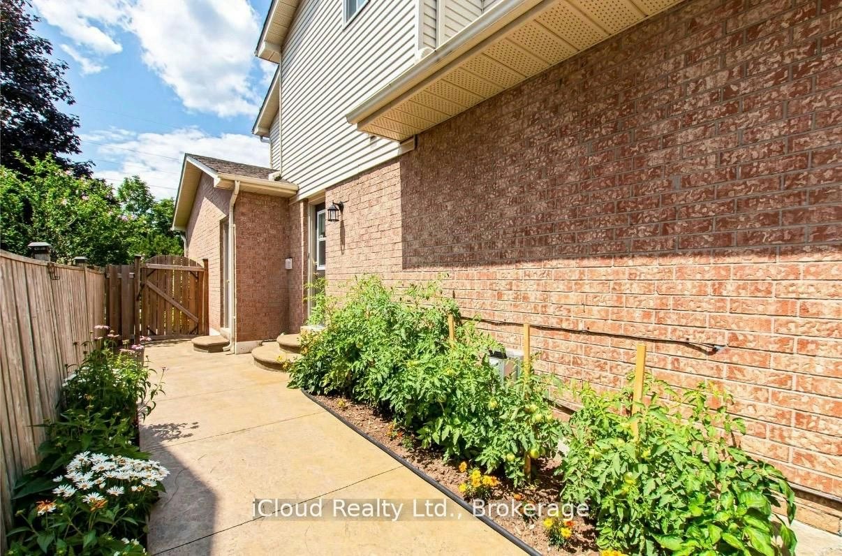 2067 Hunters Wood Drive, Burlington, ON, L7M 2T1 - 2