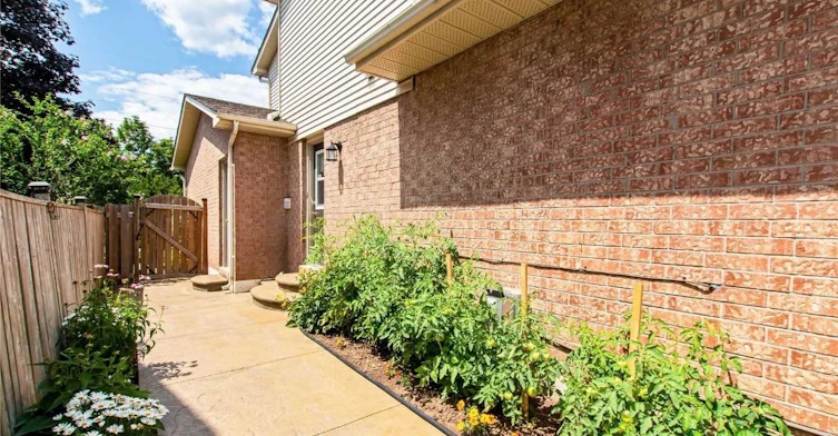 2067 Hunters Wood Drive, Burlington, ON, L7M 2T1 - 2