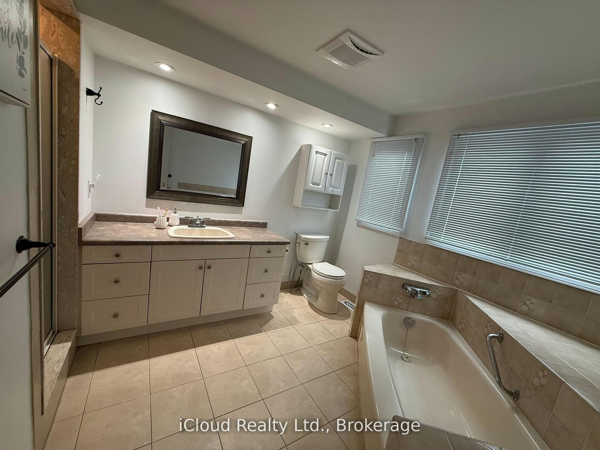 2067 Hunters Wood Drive, Burlington, ON, L7M 2T1 - 17