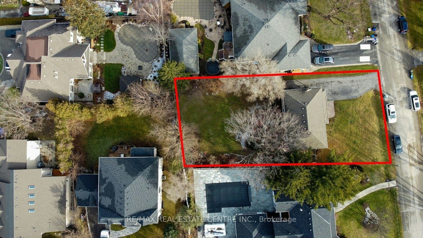1077 Selby Avenue, Oakville, ON, L6L 2M4 3