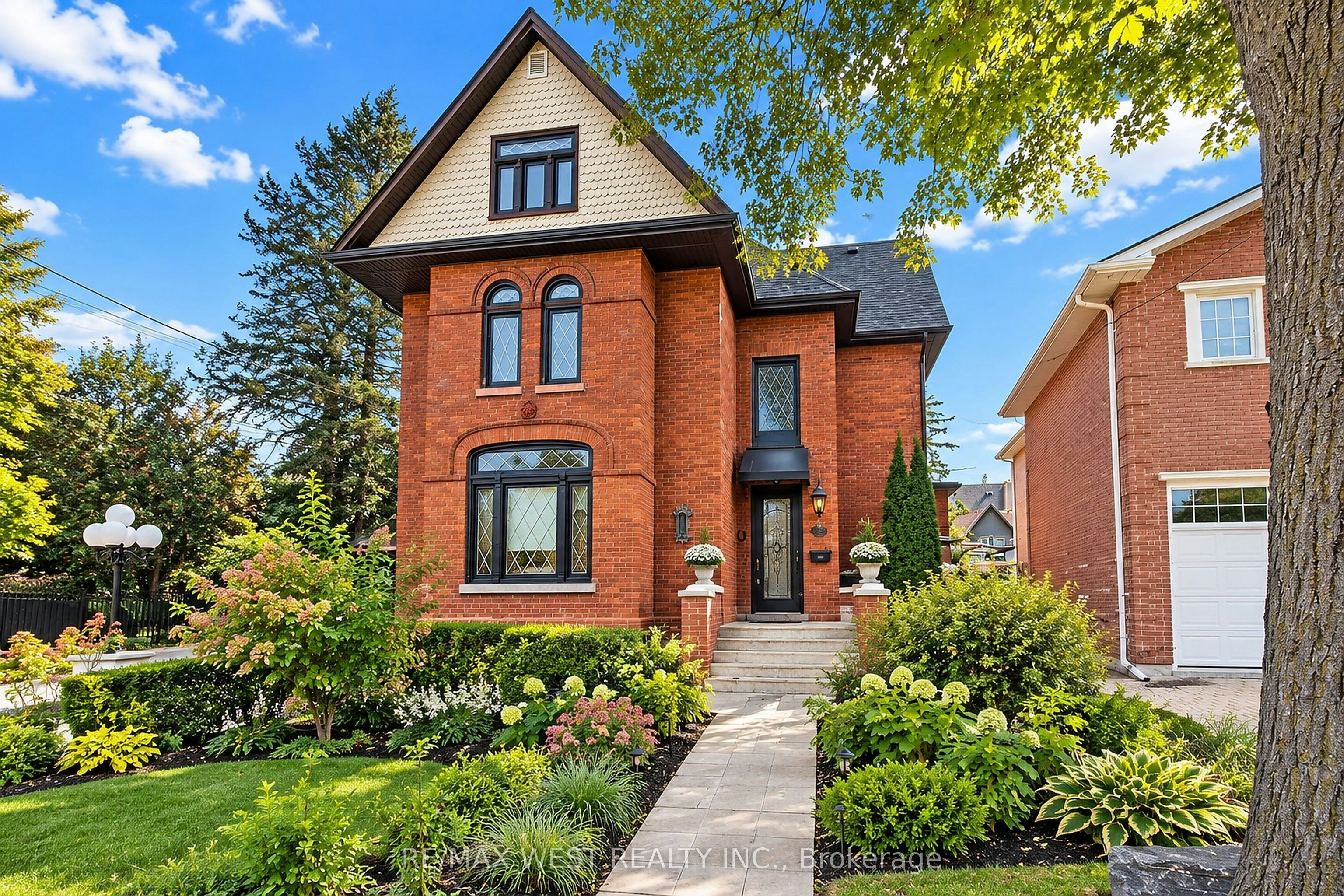 4-117 Rosemount Avenue, Toronto, ON, M9N 3B8