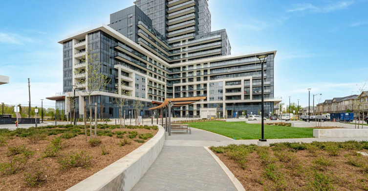 817-3220 William Coltson Avenue, Oakville, ON, L6H 7X9