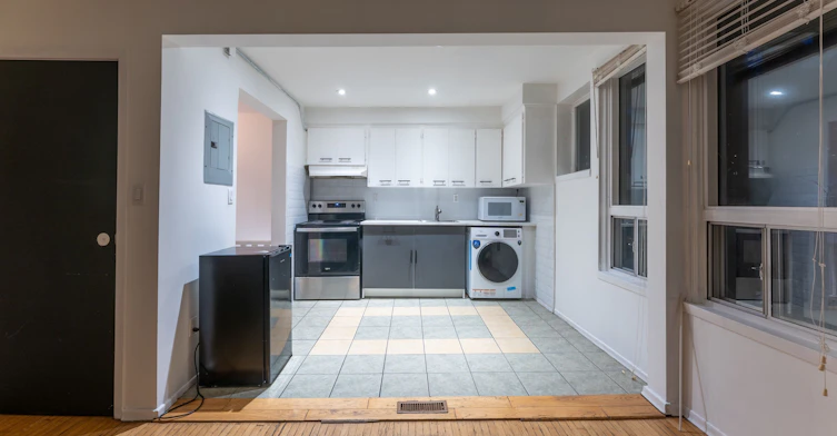 Upper-716 Lansdowne Avenue, Toronto, ON, M6H 3Y8 - 2