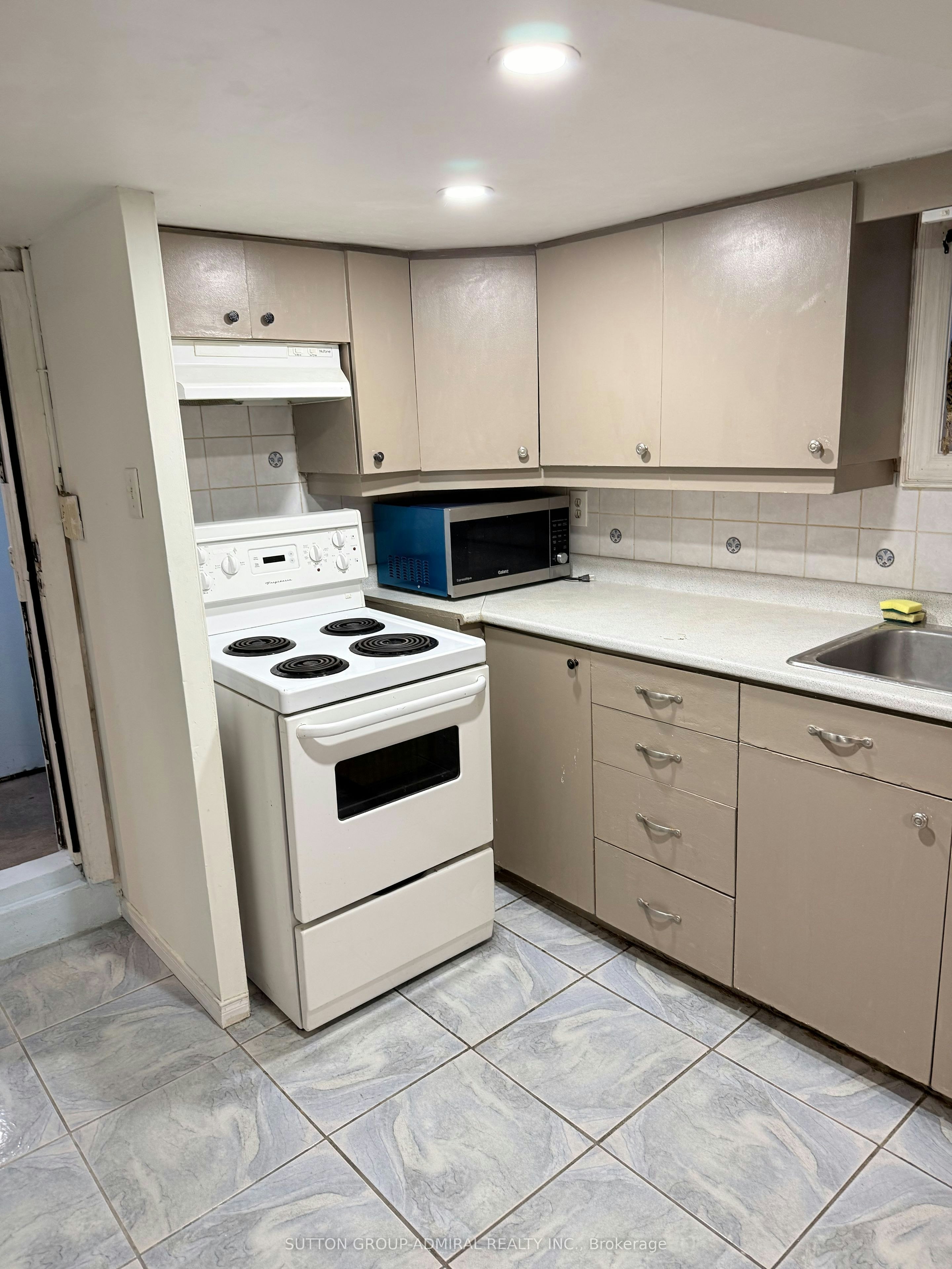 Main-241 Dunraven Drive, Toronto, ON, M6M 1H8 - 9