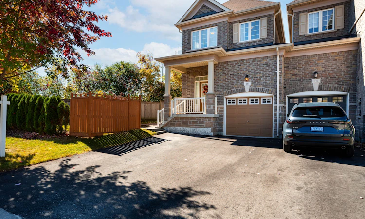 16 Ridgegate Crescent