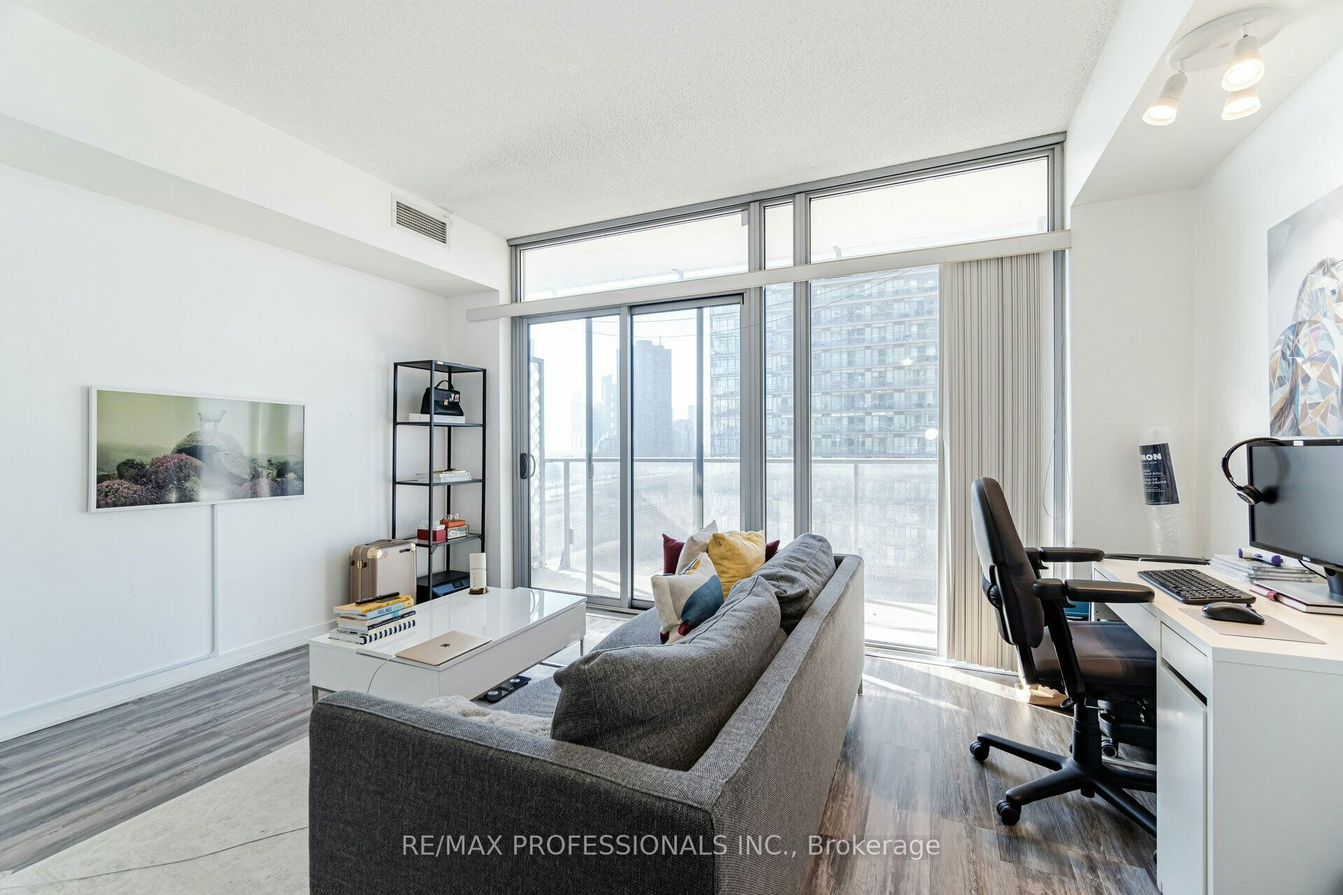 810-103 The Queensway Avenue, Toronto, ON, M6S 5B3