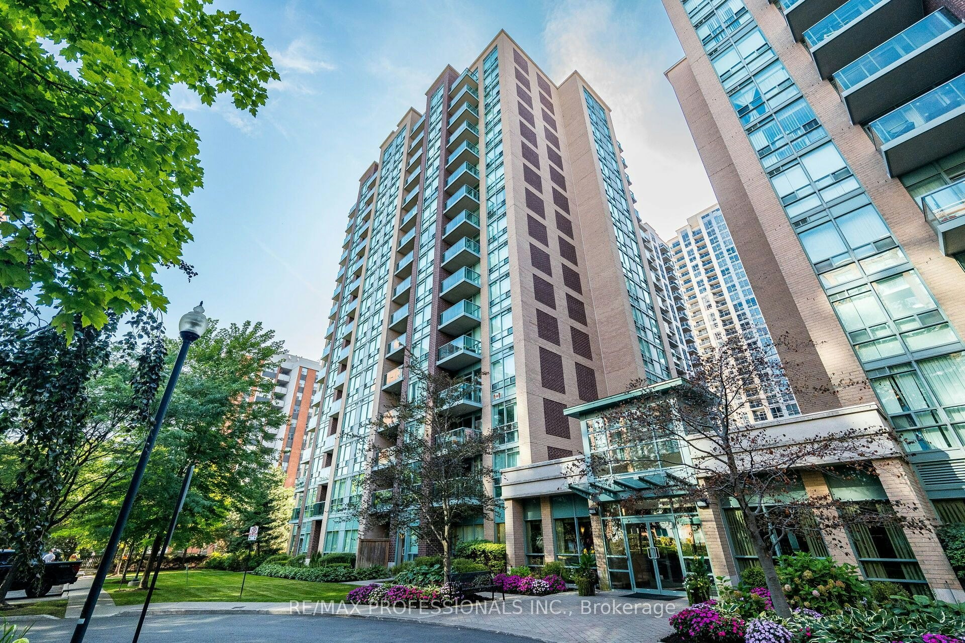 101-7 Michael Power Place, Toronto, ON, M9A 0A4