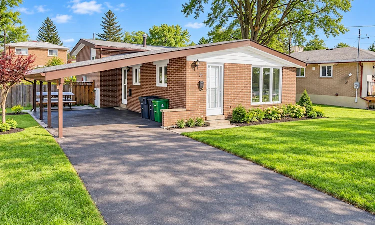 75 Bloomington Crescent