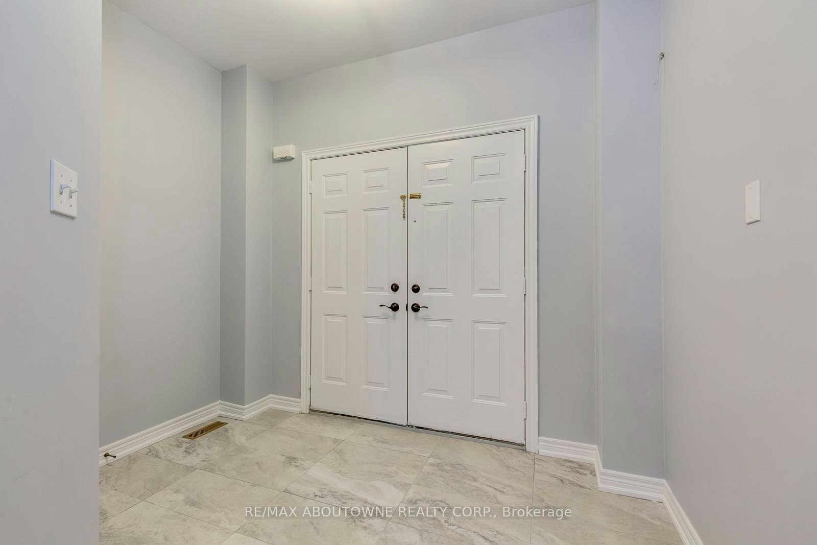 5160 Bird Boulevard, Burlington, ON, L7L 7J4 - 7