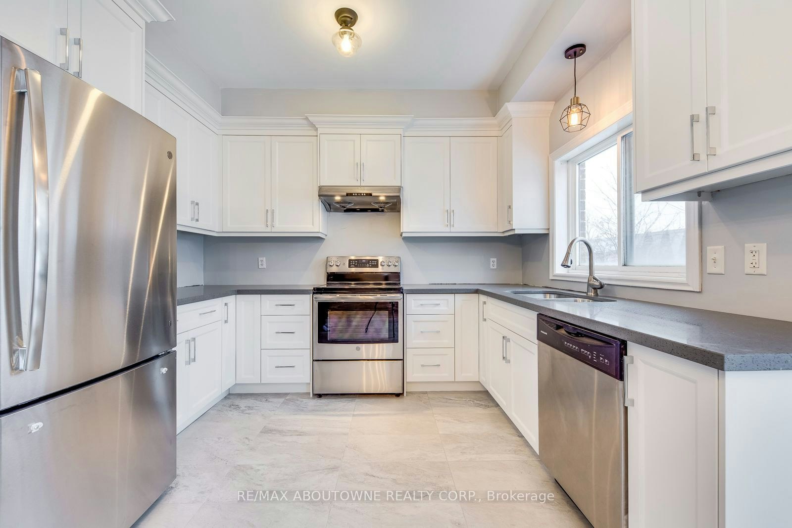 5160 Bird Boulevard, Burlington, ON, L7L 7J4 - 4