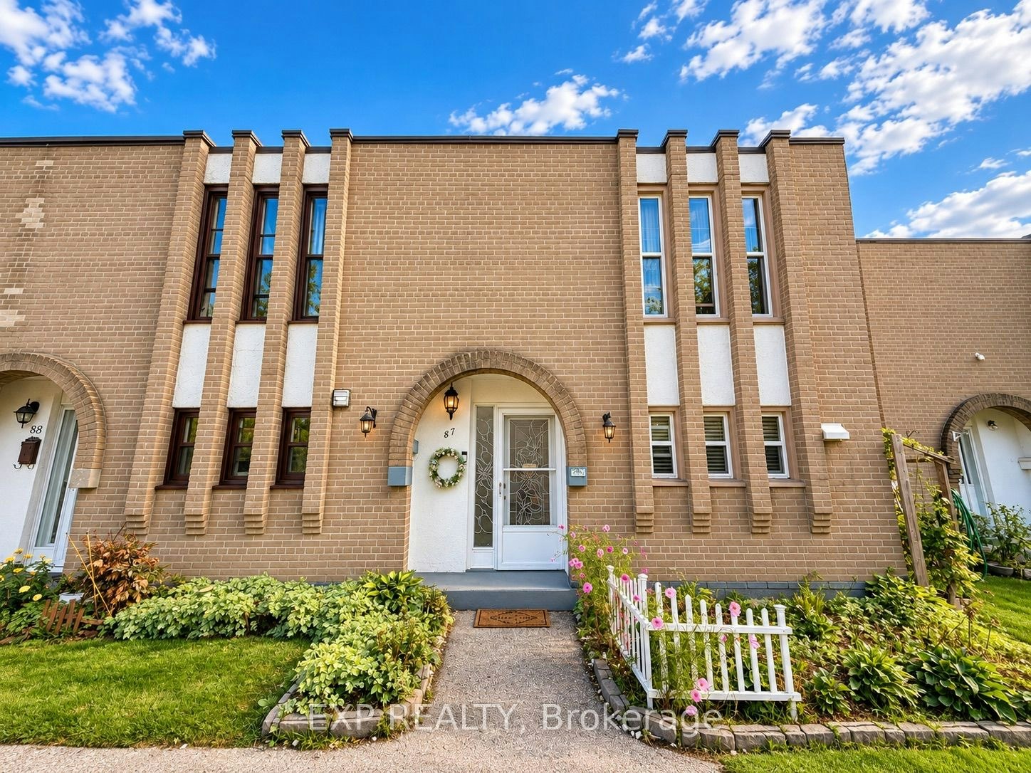 87-19 London Green Court, Toronto, ON, M3N 1K3