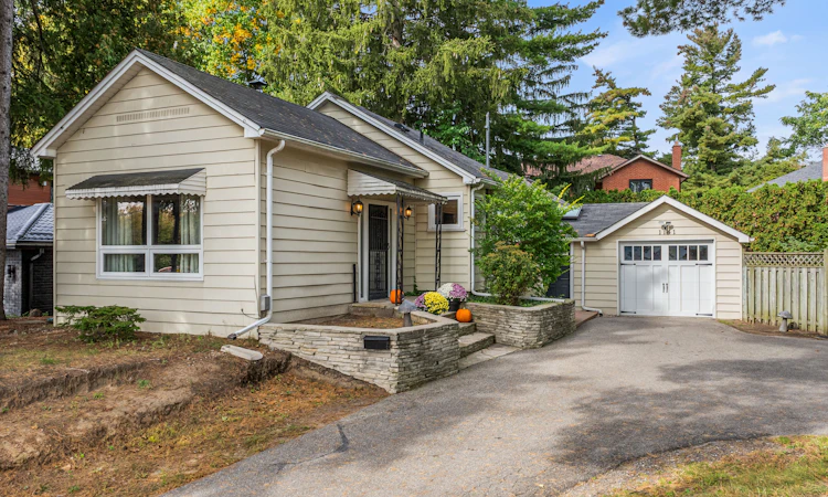 1141 Lakeshore Road W