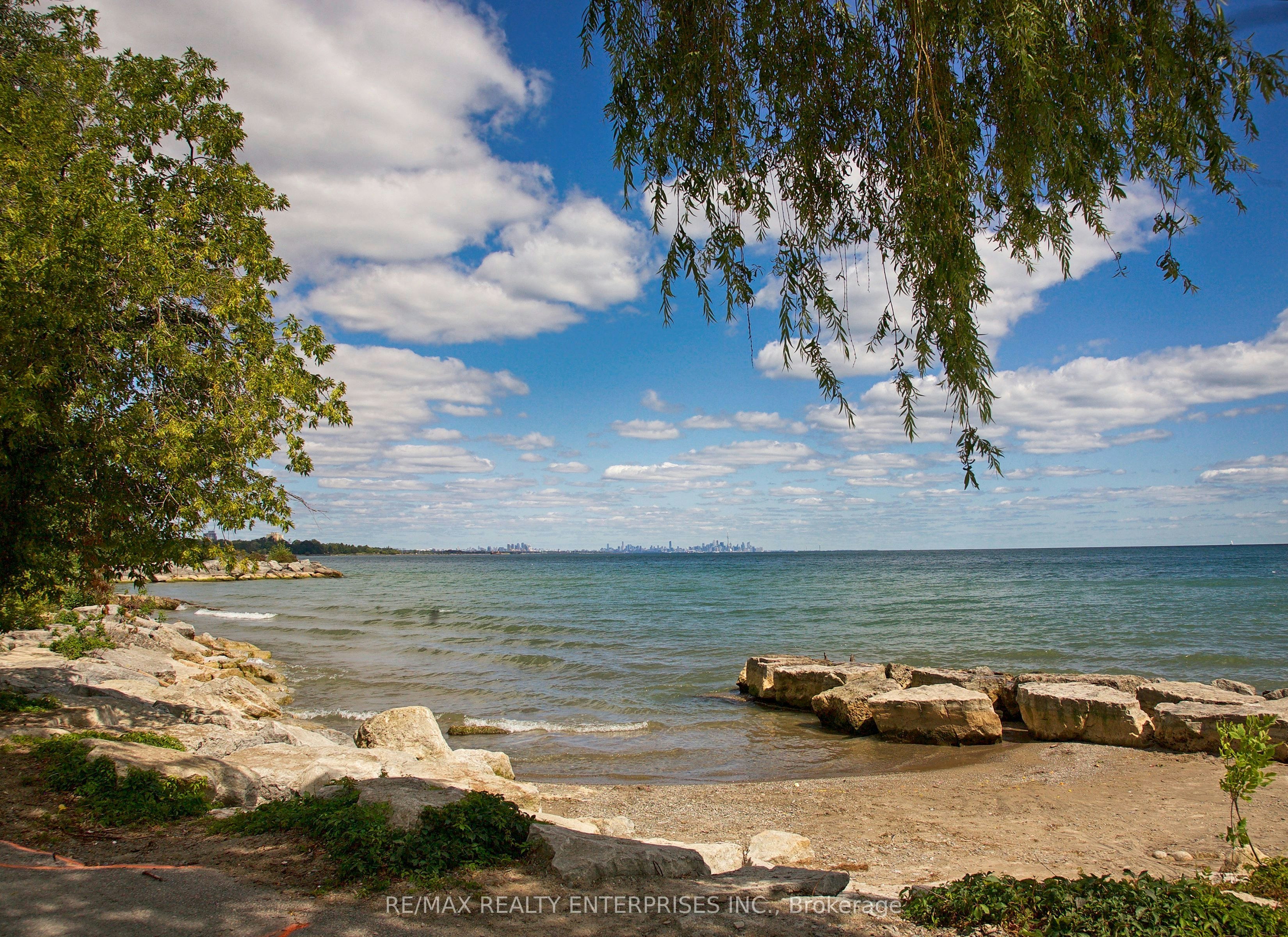 1098 Bordeaux Court, Mississauga, ON, L5H 4B4