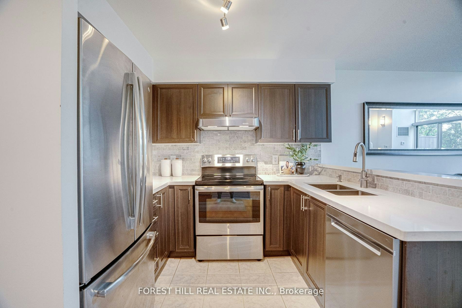 212-200 Manitoba Street, Toronto, ON, M8Y 3Y9 - 4