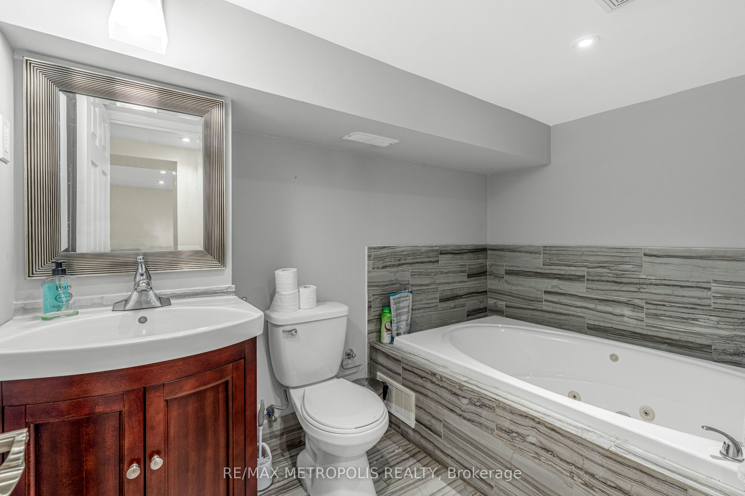 26 Algonquin Avenue, Toronto, ON, M6R 1K7 - 34