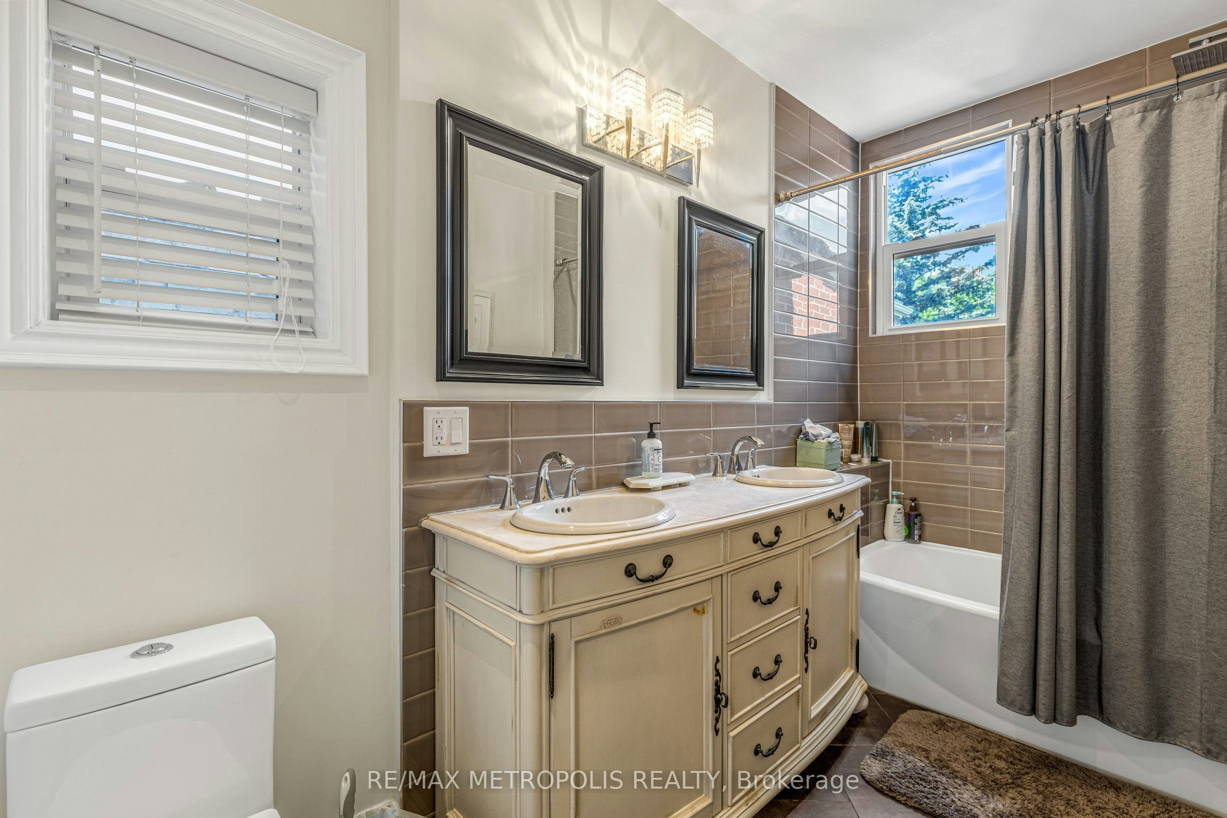 26 Algonquin Avenue, Toronto, ON, M6R 1K7 - 16