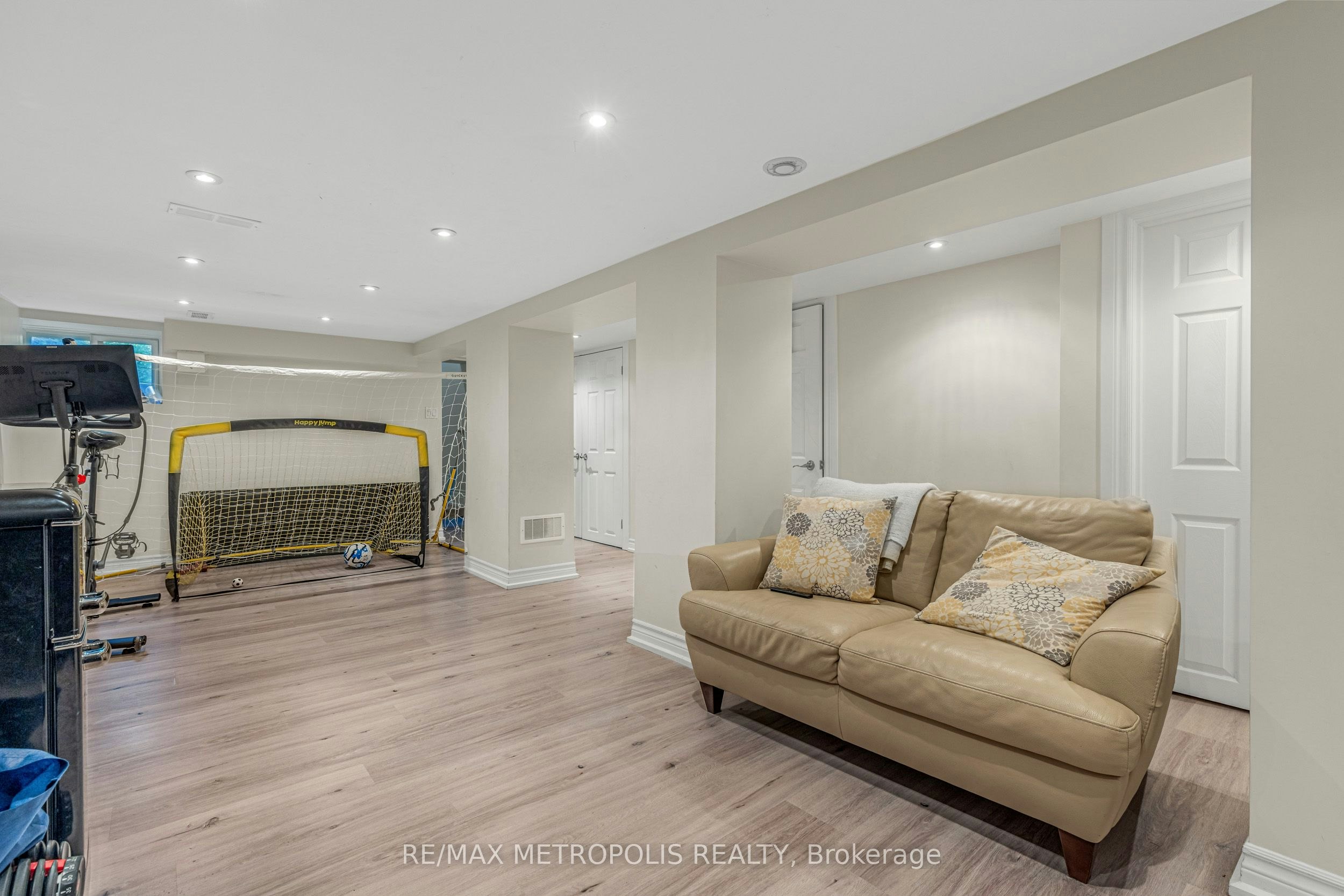 26 Algonquin Avenue, Toronto, ON, M6R 1K7 - 32