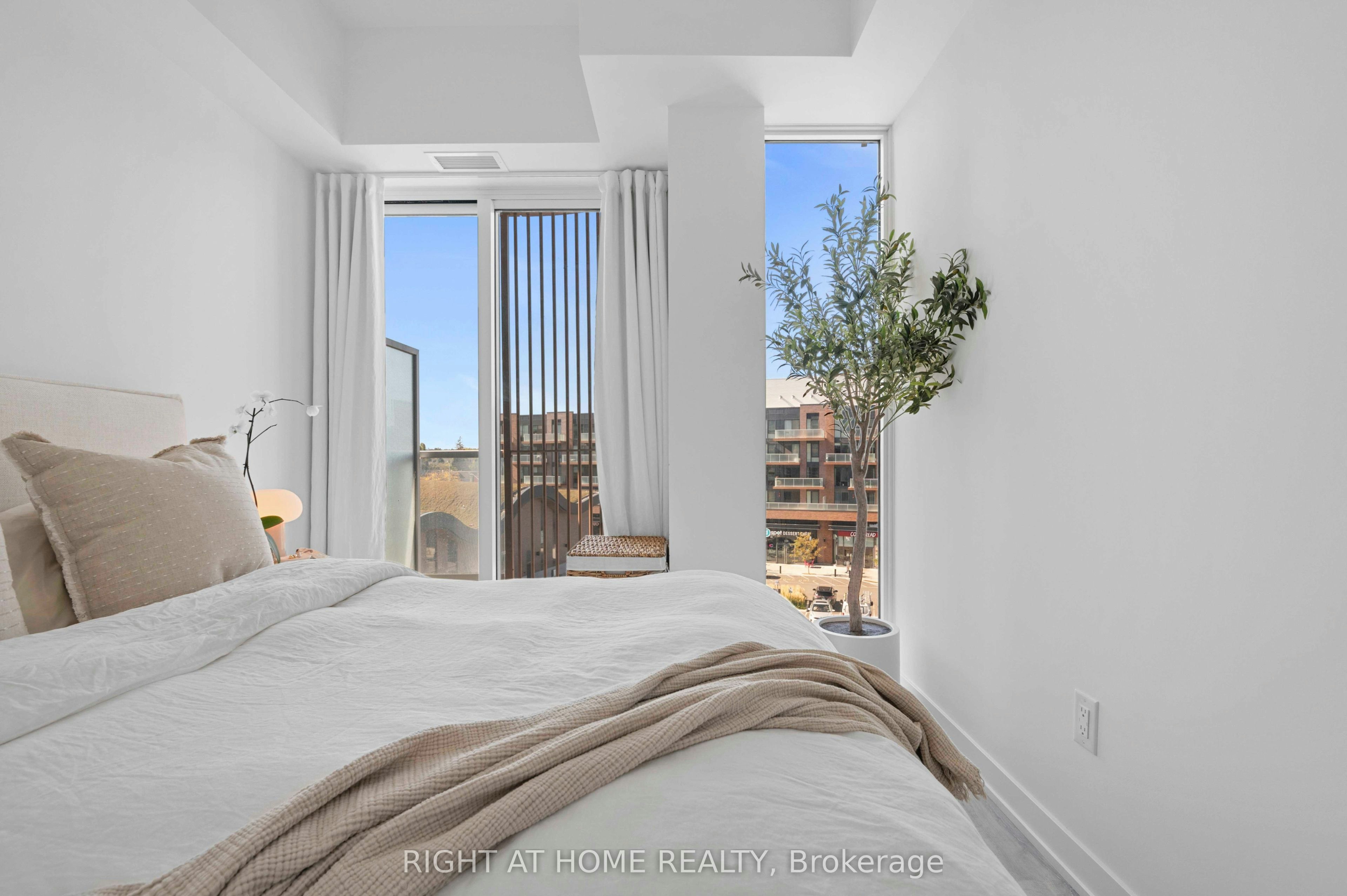 220 Missinnihe Way, Mississauga, ON, L5H 0A9 - 5