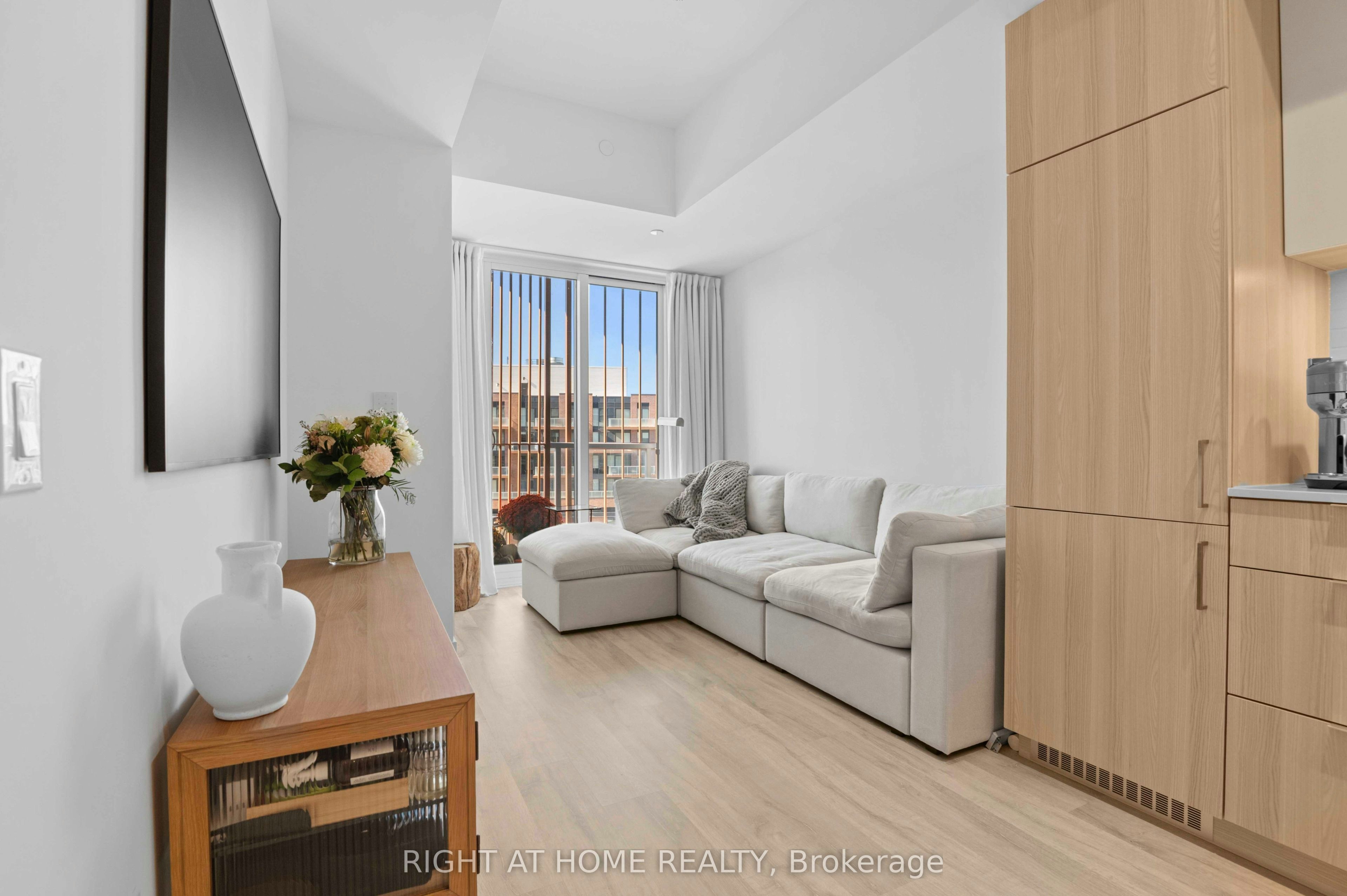 220 Missinnihe Way, Mississauga, ON, L5H 0A9 - 4