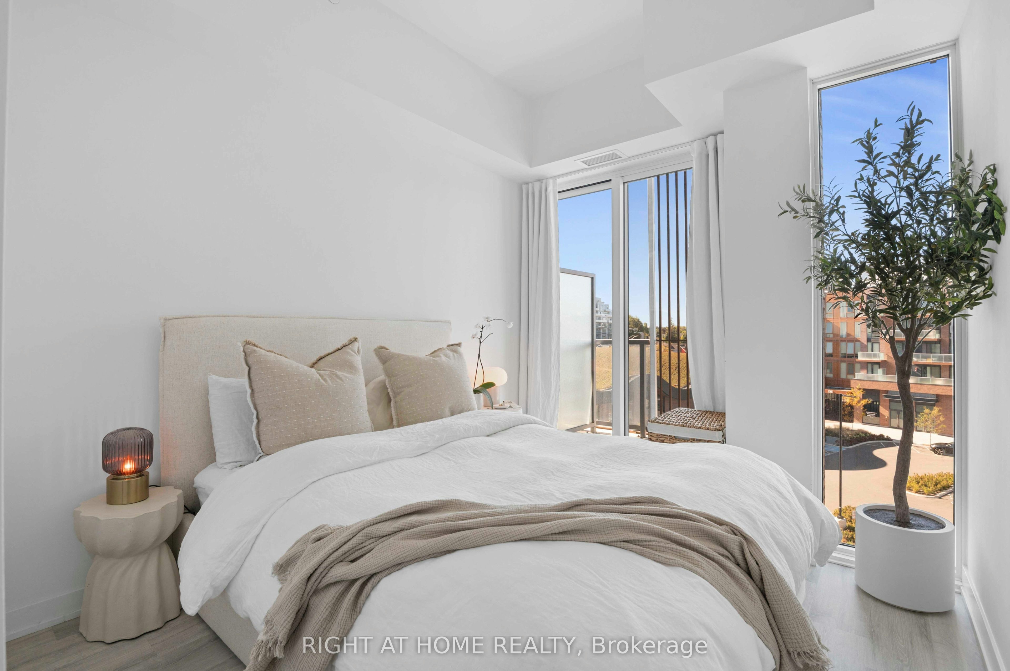 220 Missinnihe Way, Mississauga, ON, L5H 0A9 - 6