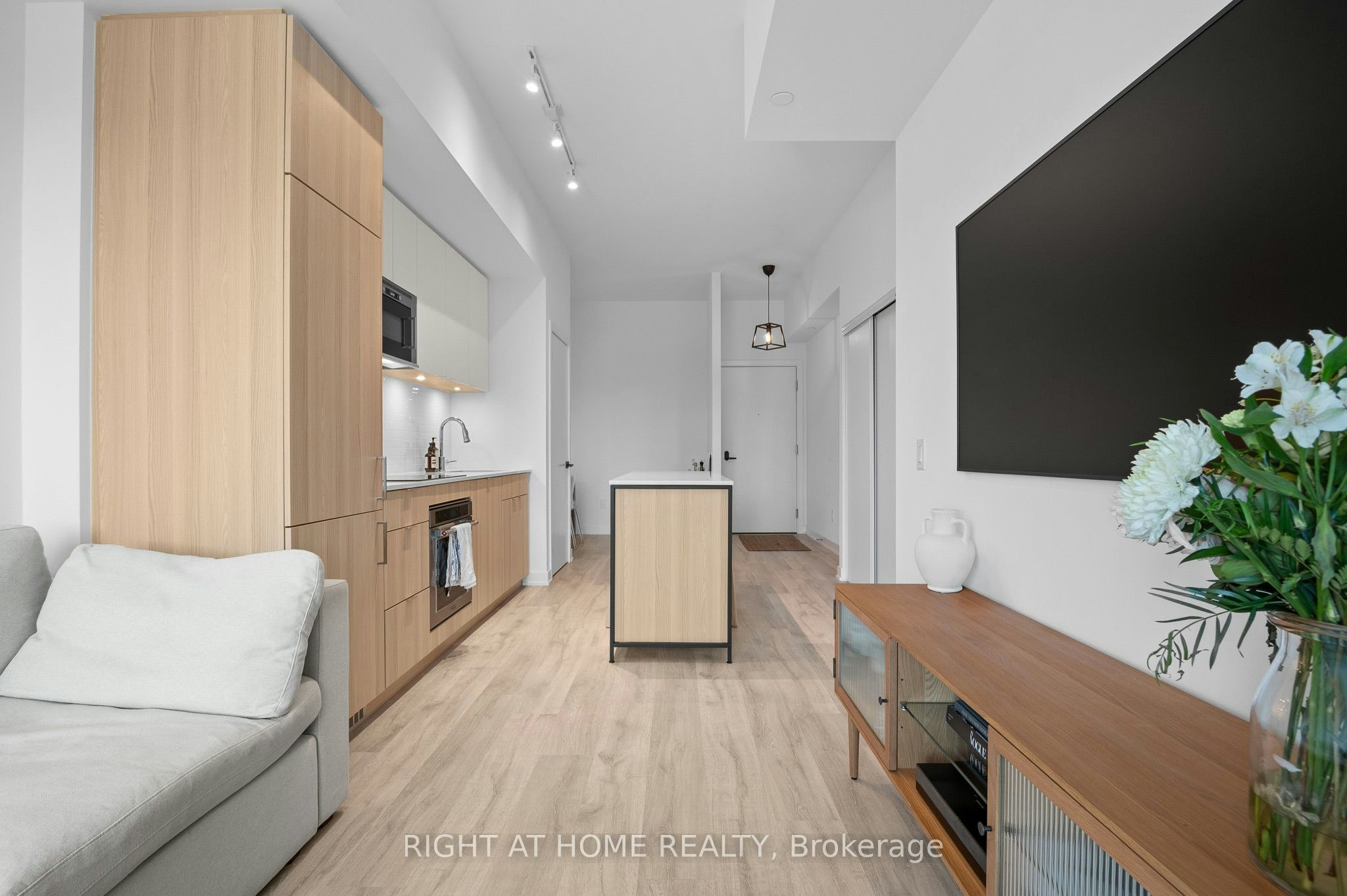 220 Missinnihe Way, Mississauga, ON, L5H 0A9